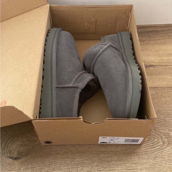 UGG women’s classic mini slipper various sizes - Picture 2 of 3